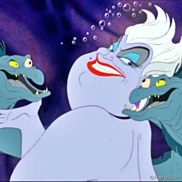 A pequena Sereia, 1989 - Ursula é outro personagem de animação marcado pelo batom vermelho. Excêntrica e poderosa, a bruxa do mar ainda combina o tom dos lábios com uma sombra azul.